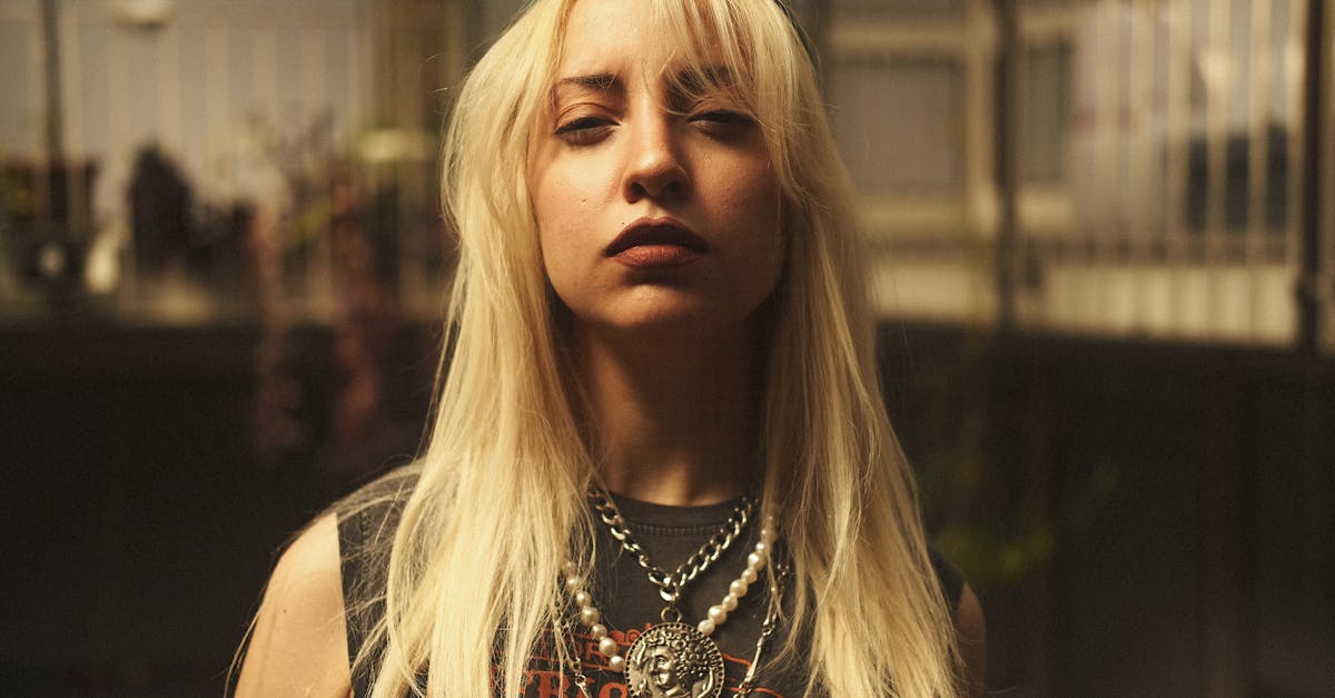 découvrez l'univers fascinant des piercings : styles, tendances, conseils d'entretien et informations sur les soins post-piercing pour exprimer votre personnalité avec audace.