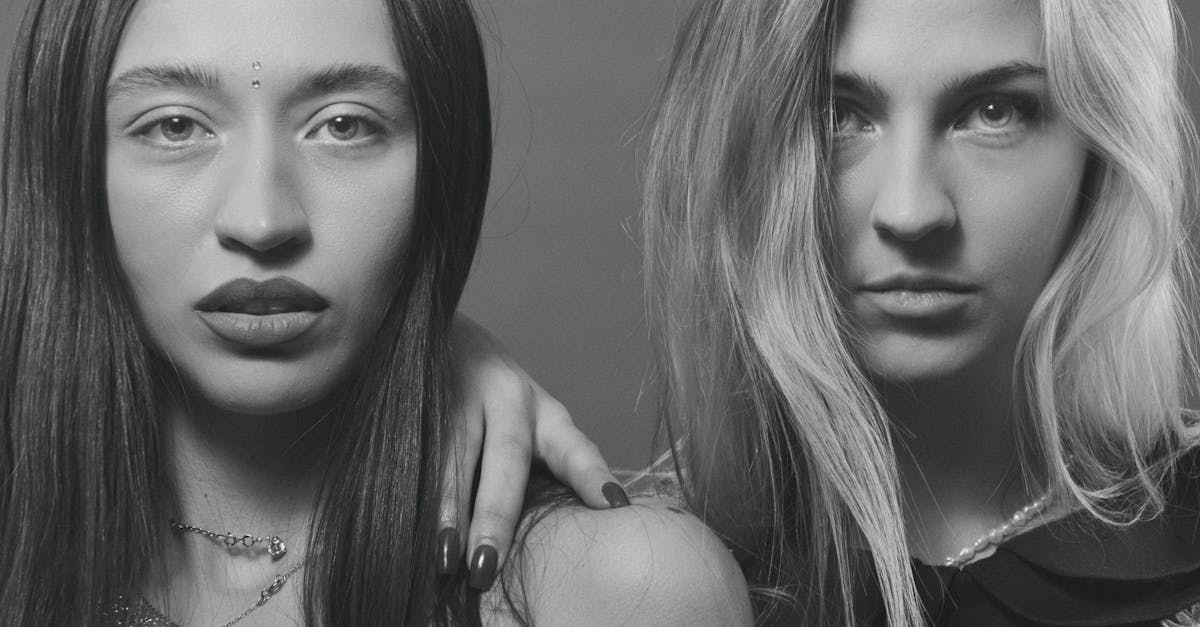 découvrez l'art du duo piercing : une tendance moderne qui combine élégance et créativité. explorez nos conseils pour choisir vos piercings, les soins à apporter et les styles qui s'harmonisent pour un look unique et audacieux.