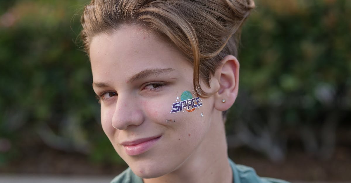 découvrez l'art du piercing d'oreille : styles, soins et tendances. apprenez tout sur les techniques de perçage, les bijoux adaptés et comment entretenir votre piercing pour un look unique et sécurisé.