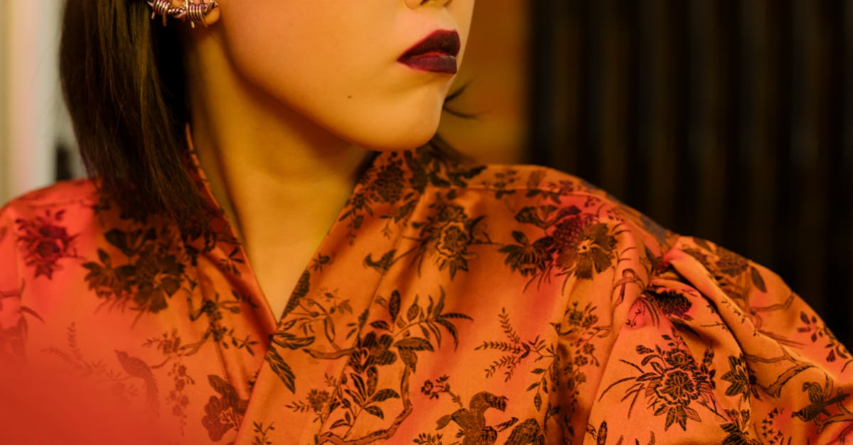 découvrez l'art du piercing d'oreilles : styles tendance, conseils de soins et tout ce qu'il faut savoir pour un piercing réussi et en toute sécurité.