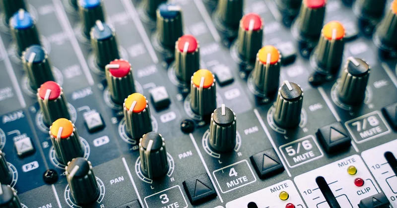 L'industrie derrière la musique : studios, producteurs et le rôle des radios