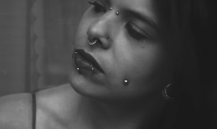 une femme avec des piercings sur le nez et un anneau nasal