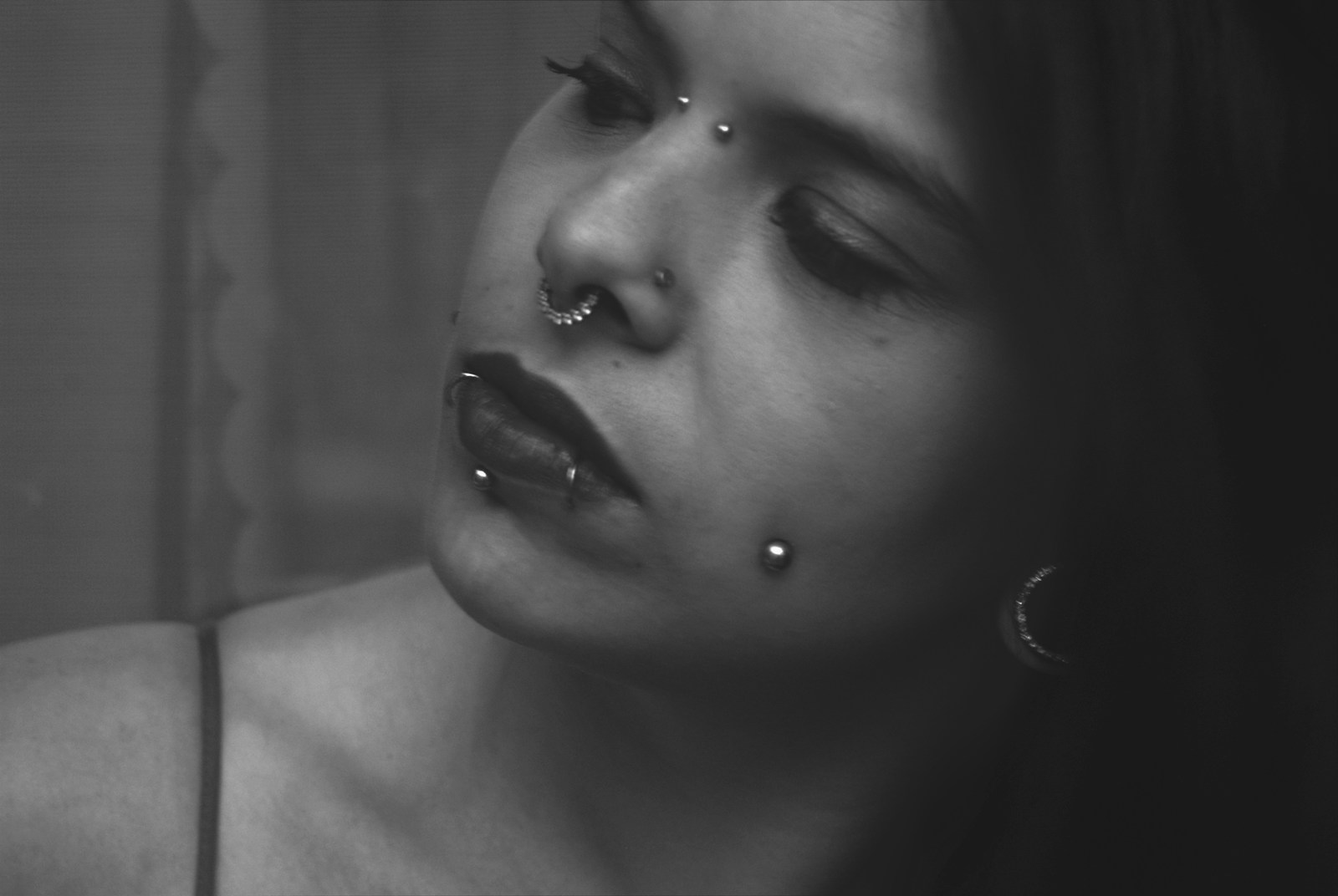 une femme avec des piercings sur le nez et un anneau nasal