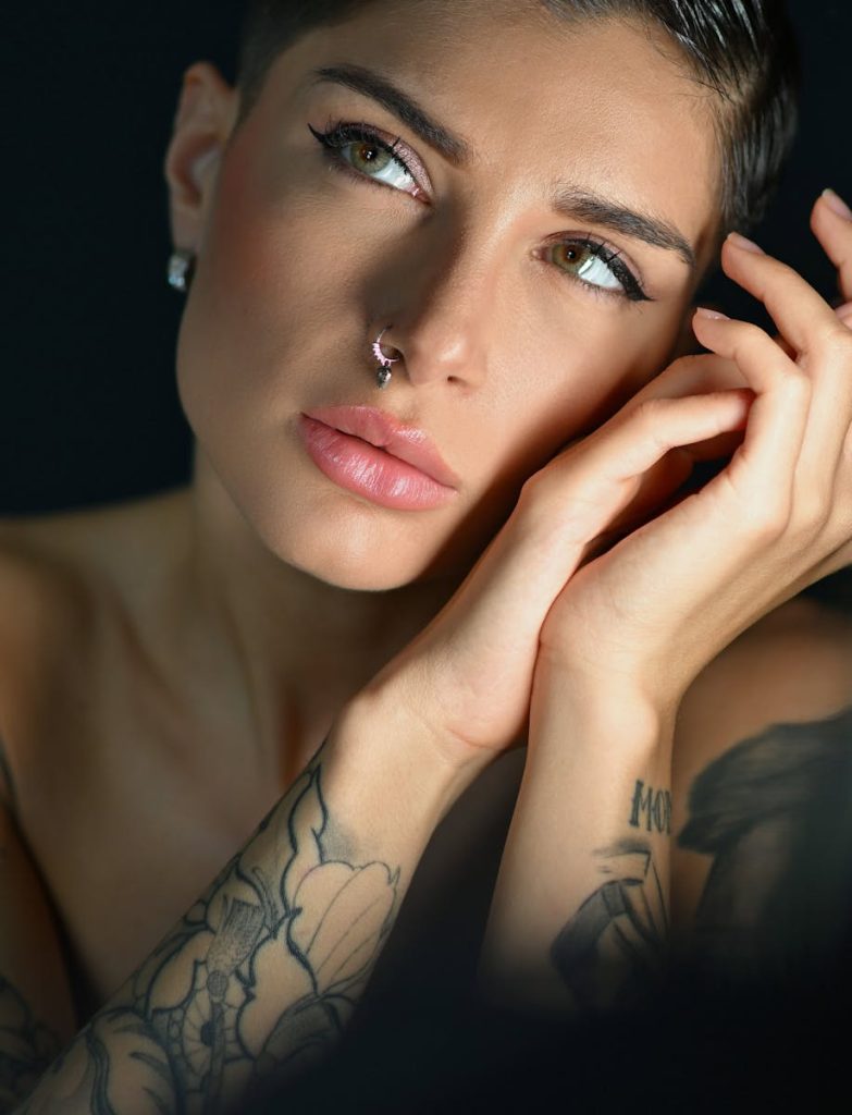 Une femme avec un piercing dans le nez