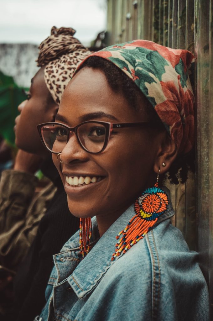 une femme portant des lunettes et un foulard