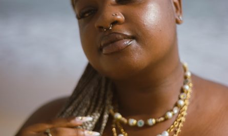 Une femme portant un collier et un collier en forme de croix