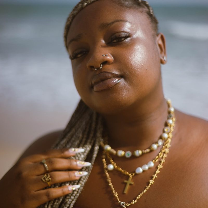 Une femme portant un collier et un collier en forme de croix