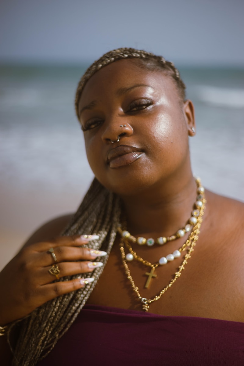 Une femme portant un collier et un collier en forme de croix