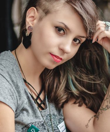 découvrez l'art du piercing : styles variés, conseils d'entretien et inspirations tendance. exprimez votre personnalité avec un piercing unique et sécuritaire.