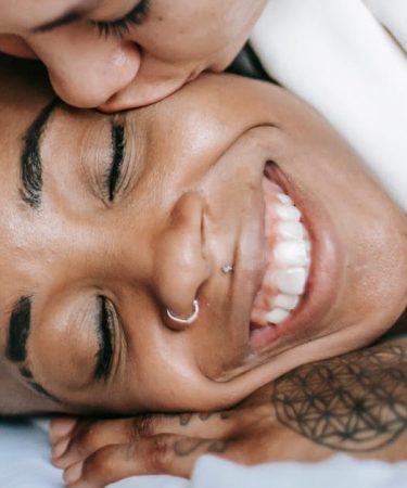 découvrez tous nos conseils pour le soin de vos piercings. apprenez à bien nettoyer, entretenir et favoriser la cicatrisation de vos piercings afin de préserver leur éclat et votre santé. idéal pour les débutants et les passionnés de body art.