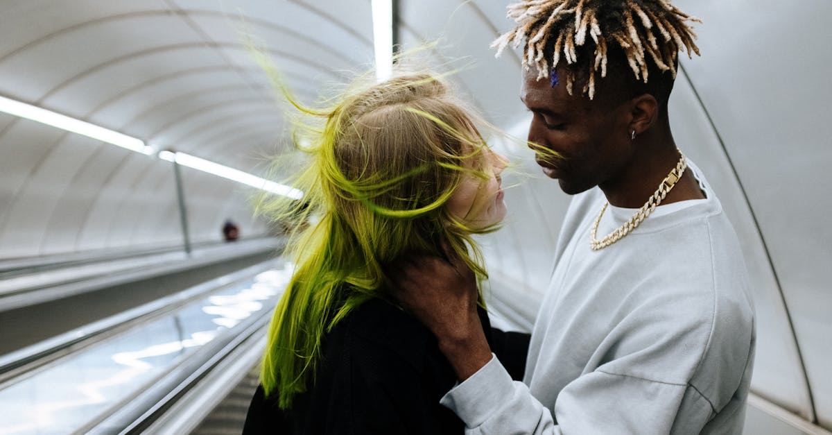 découvrez tout sur le helix piercing : les styles tendance, conseils d'entretien, et informations sur le processus de perçage pour sublimer votre oreille avec élégance.