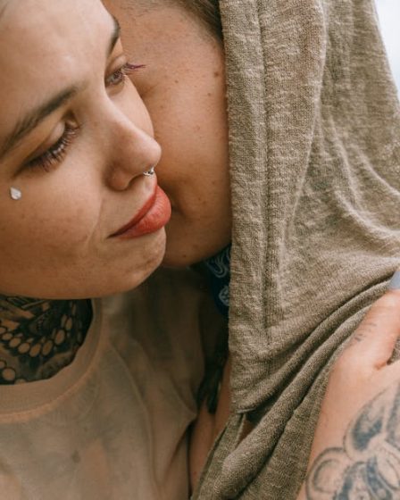 découvrez nos conseils essentiels pour prendre soin de vos piercings et garantir leur confort et leur santé. apprenez les meilleures pratiques d'hygiène, les soins quotidiens et les astuces pour éviter les infections.