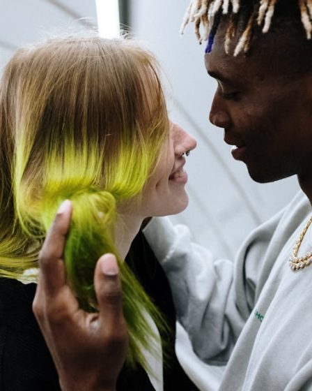 découvrez l'art du piercing romantique, une tendance élégante qui allie sensualité et style. transformez votre look avec des designs délicats et des bijoux raffinés, parfaits pour exprimer votre personnalité et vos émotions. plongez dans un univers de beauté et d'amour à travers nos créations uniques.
