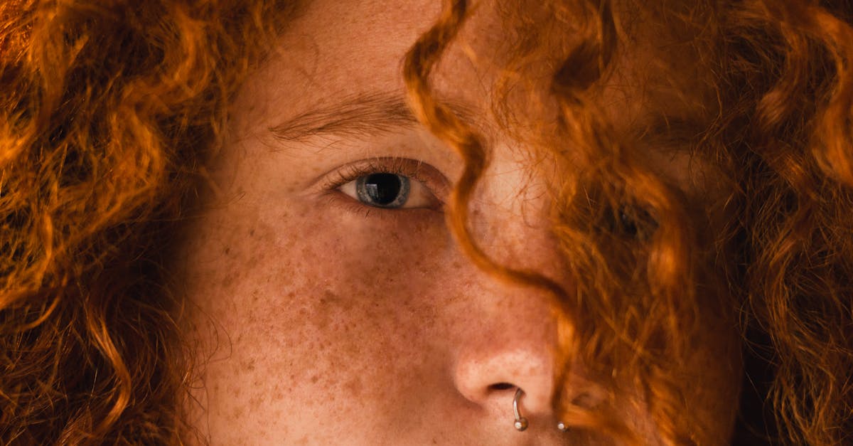 découvrez tout ce qu'il faut savoir sur le piercing anti-tragus : méthode, soins, et tendances pour embellir votre oreille avec style.