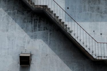 découvrez l'art du piercing asymétrique : une tendance audacieuse et unique qui met en valeur votre personnalité. explorez nos conseils, styles et inspirations pour créer un look original et captivant.