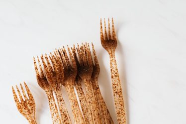 découvrez le monde des bioplastiques, une solution durable pour réduire l'impact environnemental des plastiques traditionnels. apprenez comment ces matériaux innovants, issus de ressources renouvelables, révolutionnent divers secteurs tout en contribuant à la préservation de notre planète.