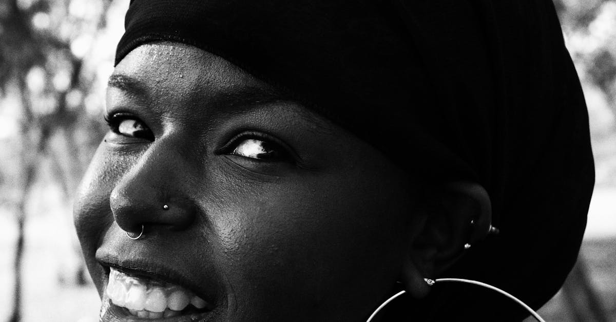 découvrez l'art du piercing d'oreille avec nos conseils experts, des techniques de perçage aux meilleures pratiques de soins après le piercing. transformez votre look en toute sécurité et avec style.