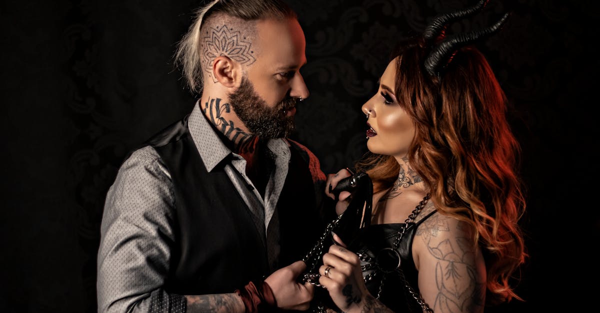 découvrez l'univers unique du gothic piercing, une forme d'expression corporelle audacieuse qui allie esthétique sombre et créativité. explorez nos conseils sur les styles, les soins et les tendances pour personnaliser votre look avec des piercings qui reflètent votre personnalité gothique.