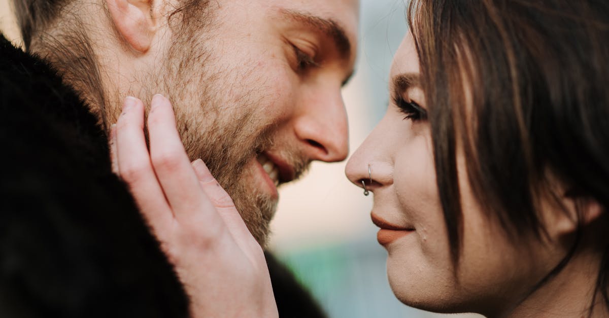 découvrez le piercing horizontal, une tendance audacieuse et esthétique qui métamorphose votre look. apprenez tout sur les types, le processus de réalisation et les soins nécessaires pour un bijou résistant et superbe.