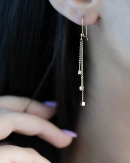 découvrez l'art du piercing de luxe, où chaque bijou est une œuvre d'art. offrez-vous une expérience unique et raffinée pour sublimer votre style avec des piercings haut de gamme, réalisés par des experts passionnés.