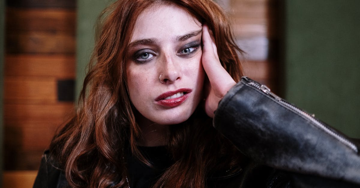 découvrez tout sur le microdermal piercing, une forme unique de body art qui offre une option de piercing superficielle et élégante. apprenez sur le processus, les soins et les styles pour personnaliser votre apparence avec ce piercing tendance.