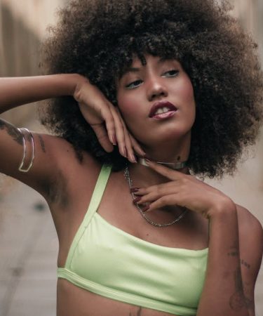 découvrez l'univers du microdermal piercing, une forme de piercing unique et esthétique qui permet d'embellir votre peau avec des bijoux discrets et originaux. apprenez tout sur les techniques, les soins nécessaires et les tendances actuelles pour oser ce style audacieux en toute sécurité.