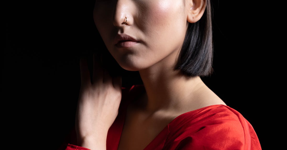 découvrez l'art du piercing minimaliste, alliant élégance et simplicité. explorez des créations discrètes et raffinées qui rehaussent votre style sans en faire trop. parfait pour les amateurs de mode sobre et épurée.