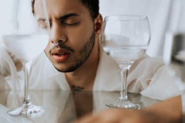 découvrez l'élégance subtile des piercings minimalistes. optez pour des designs épurés qui rehaussent votre style tout en restant discrets. parfaits pour chaque occasion, nos piercings ajoutent une touche de sophistication à votre look.