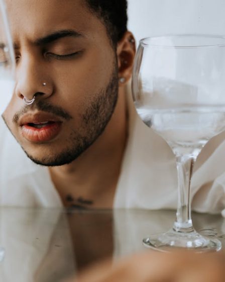 découvrez l'élégance subtile des piercings minimalistes. optez pour des designs épurés qui rehaussent votre style tout en restant discrets. parfaits pour chaque occasion, nos piercings ajoutent une touche de sophistication à votre look.