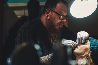 découvrez l'univers des piercings : tendances, soins, styles et conseils pour personnaliser votre corps avec élégance et originalité.