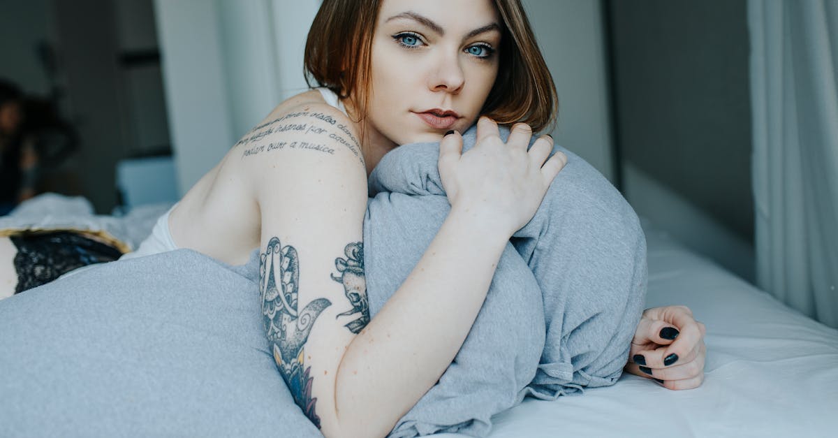 découvrez l'univers du piercing : conseils, tendances et choix de bijoux pour sublimer votre personnalité. plongez dans cet art d'expression corporelle et trouvez l'inspiration pour votre prochain piercing.
