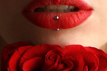 découvrez l'art du piercing avec notre guide complet : styles, soins, et conseils pour un look personnalisé en toute sécurité. explorez les tendances et trouvez l'inspiration pour embellir votre corps avec élégance.