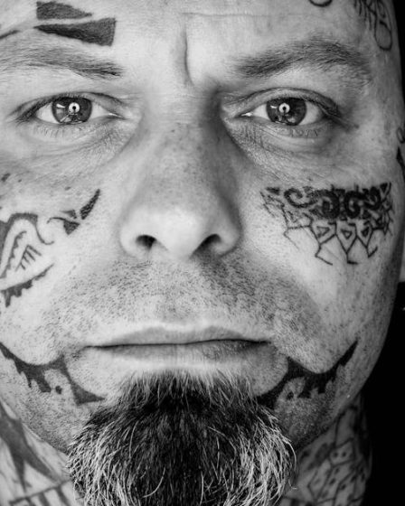 découvrez tout ce qu'il faut savoir sur le piercing, y compris les différents types, la douleur associée, les soins post-piercing et des conseils d'experts pour une expérience réussie.