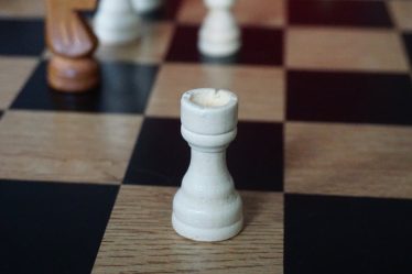 découvrez tout sur le rook piercing, une tendance de perçage unique et audacieuse située dans le cartilage de l'oreille. apprenez-en davantage sur le processus, les soins et les styles pour exprimer votre personnalité avec ce bijou distinctif.