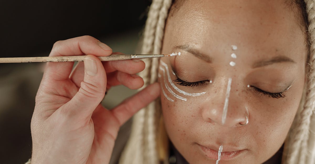 découvrez l'univers du tribal piercing : une forme d'art corporel unique et expressive qui allie tradition et modernité. explorez les différents styles, significations et conseils d'entretien pour sublimer votre look.