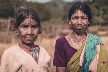 découvrez le monde captivant des tribal piercings : un mélange unique de styles et de cultures, allant des motifs ancestraux aux designs modernes. explorez les tendances, les techniques d'application et les soins nécessaires pour sublimer votre look avec ces accessoires body art uniques.