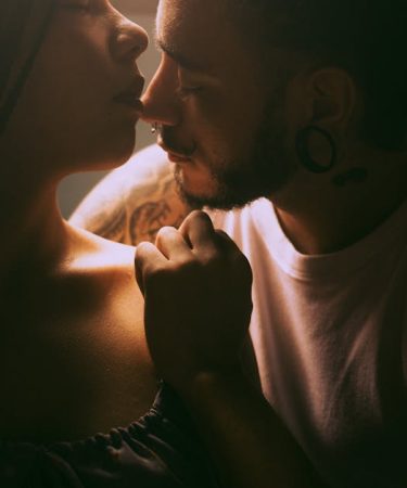 découvrez l'univers du couple piercing, une tendance audacieuse pour exprimer votre amour à travers des bijoux assortis. que vous soyez novice ou passionné, explorez des designs uniques et des conseils pour créer une connexion symbolique avec votre partenaire.