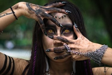 découvrez l'univers fascinant des piercings : styles, techniques, soins et tendances. transformez votre look avec des bijoux uniques et exprimez votre personnalité grâce à des piercings à la mode.