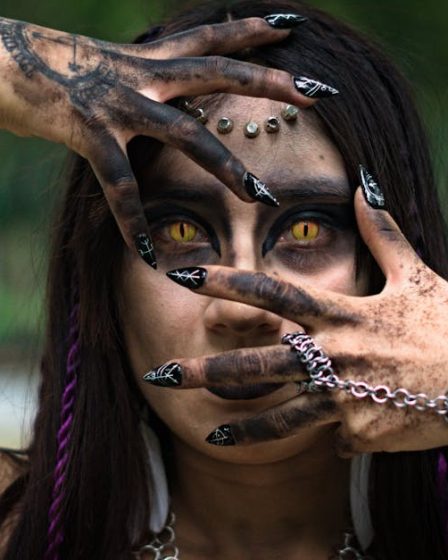 découvrez l'univers fascinant des piercings : styles, techniques, soins et tendances. transformez votre look avec des bijoux uniques et exprimez votre personnalité grâce à des piercings à la mode.
