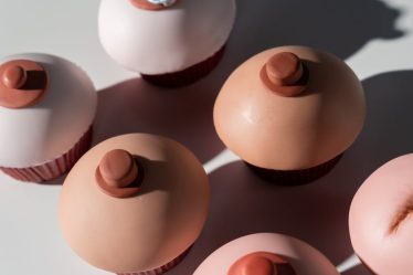 découvrez l'art du piercing : des conseils, tendances et techniques pour sublimer votre style et exprimer votre personnalité à travers des piercings uniques et créatifs.