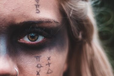 découvrez notre collection de piercings thématiques qui ajoutent une touche unique à votre style. que ce soit pour exprimer votre personnalité ou célébrer une passion, nos designs variés vous permettent de vous démarquer avec élégance et originalité.