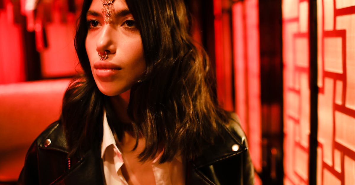 découvrez l'art du piercing traditionnel avec notre guide complet. explorez les différentes techniques, styles et significations des piercings à travers les cultures, tout en apprenant les soins nécessaires pour un piercing en toute sécurité.