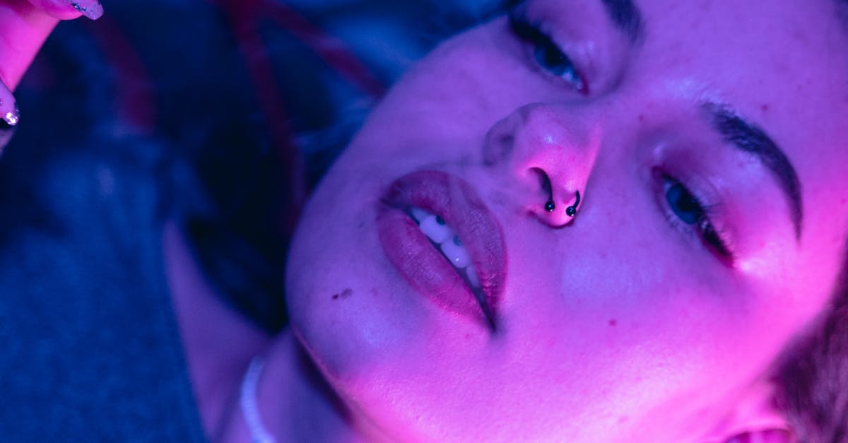 découvrez notre collection de piercings lumineux qui ajoutent une touche unique et élégante à votre style. parfaits pour exprimer votre personnalité, ces accessoires tendance illumineront votre look de jour comme de nuit.