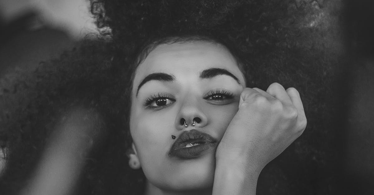 découvrez l'univers des piercings : des conseils sur les styles, les soins, et les tendances actuelles pour sublimer votre look. explorez notre guide pour choisir le piercing qui vous correspond le mieux et apprenez à en prendre soin.