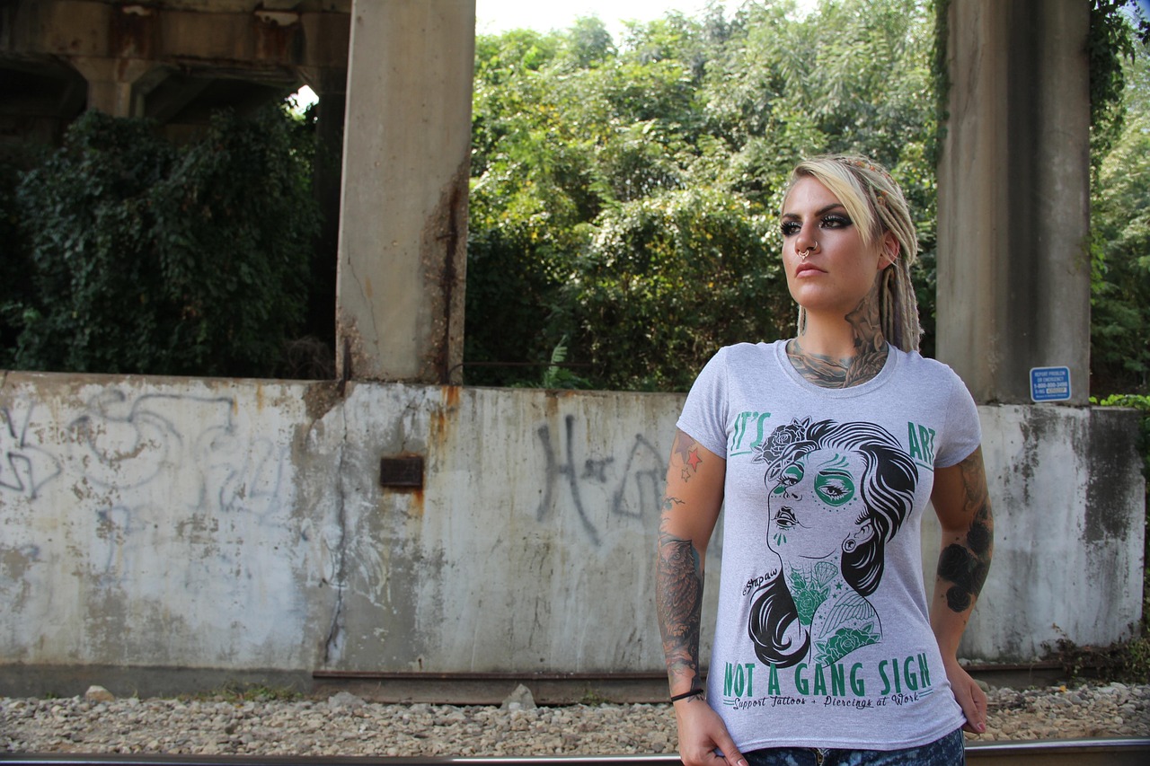 d&eacute;couvrez tout sur le tragus piercing : soins, conseils et styles pour sublimer votre oreille avec ce piercing tendance et original.