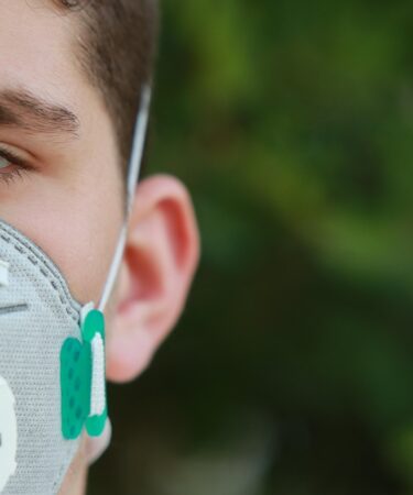 conseils essentiels pour prendre soin de vos piercings d'oreille et &eacute;viter les infections. guide complet pour un piercing propre et bien cicatris&eacute;.