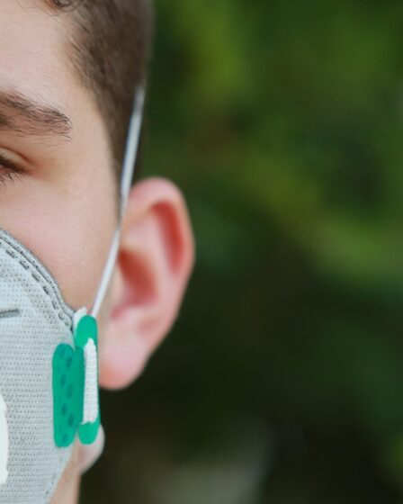 conseils essentiels pour prendre soin de vos piercings d'oreille et &eacute;viter les infections. guide complet pour un piercing propre et bien cicatris&eacute;.